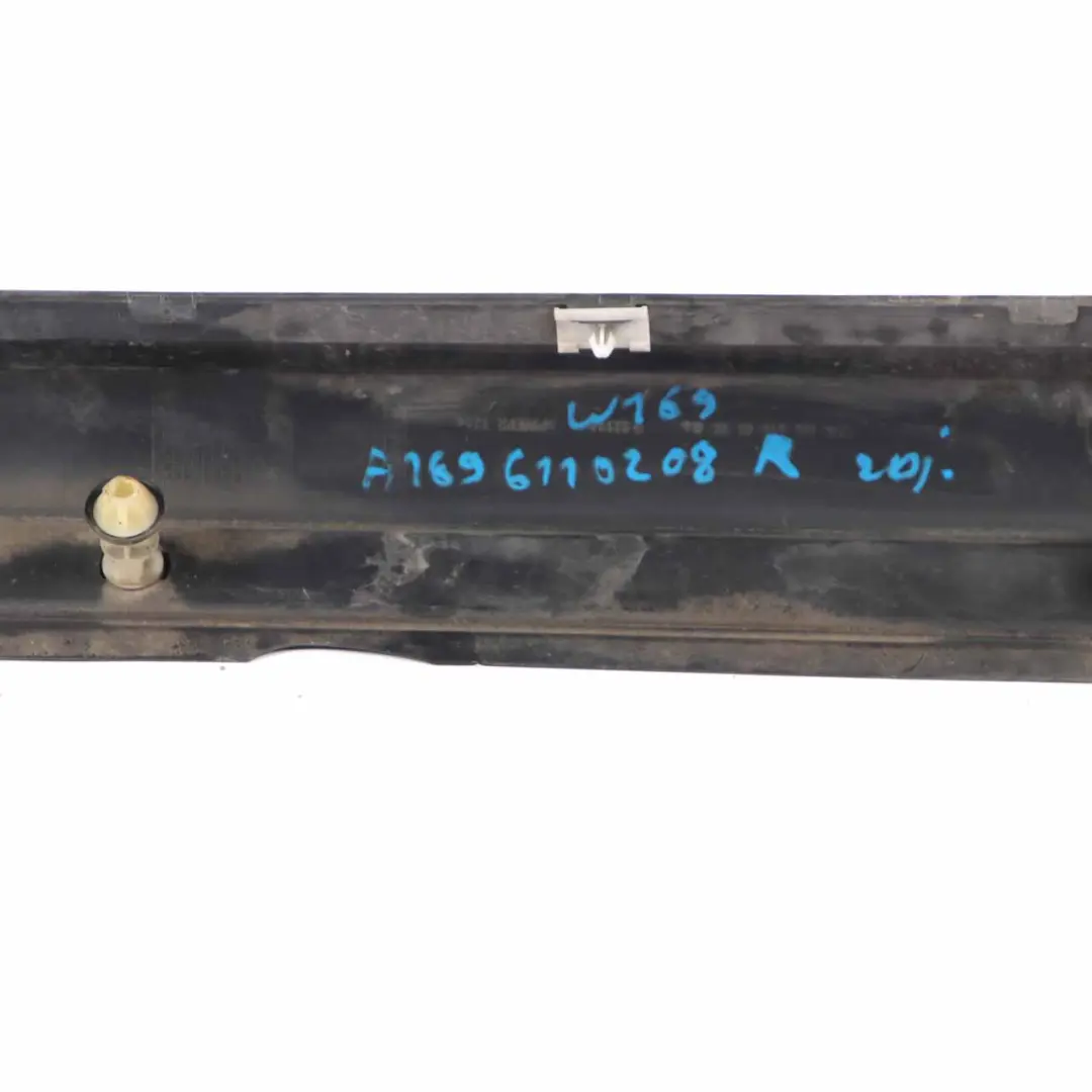 Panneau d'habillage de seuil de porte droit A1696100808 pour Mercedes W169 à propos du numéro de pièce A1696110208 Mercedes W169 Panneau d'habillage de seuil de porte droit A1696100808 - SKU A1696110208 - Numéro de pièce A1696110208