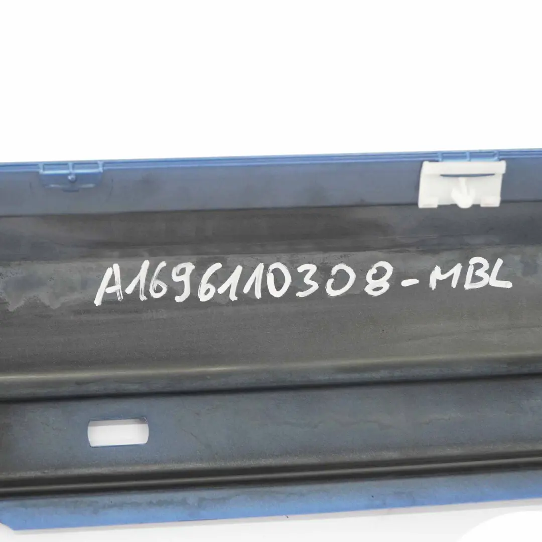 Seitenschwellerabdeckung links Mistral Blau Metallic - 955 für Mercedes W169 mit Teilenummer A1696110308 Mercedes W169 Seitenschwellerabdeckung links Mistral Blau Metallic - 955 - SKU A1696110308-MBL - Teilenummer A1696110308