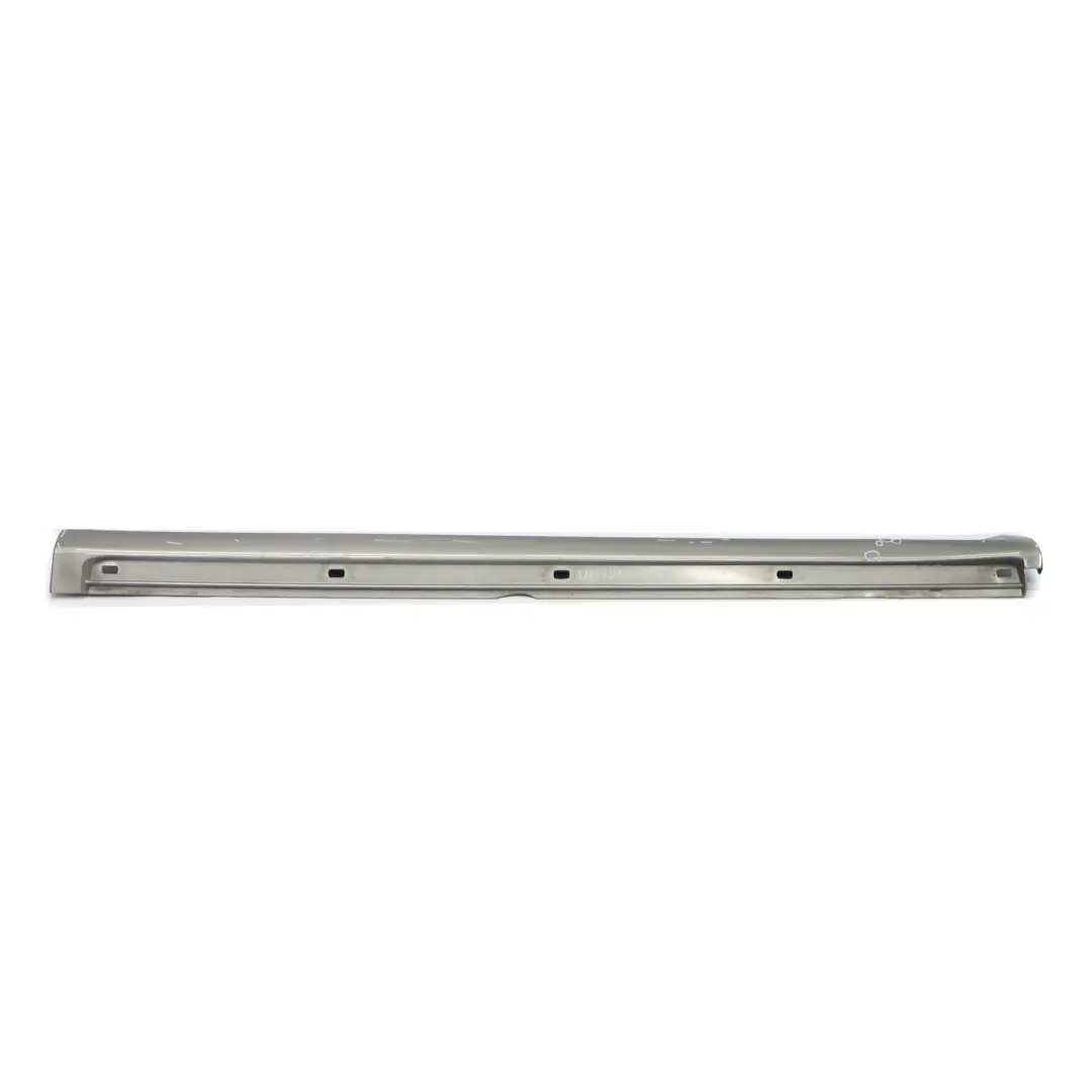 jupe latérale couvre seuil de porte droite gris comète - 748 pour Mercedes W169 à propos du numéro de pièce A1696110408 Mercedes W169 jupe latérale couvre seuil de porte droite gris comète - 748 - SKU A1696110408-KMG - Numéro de pièce A1696110408