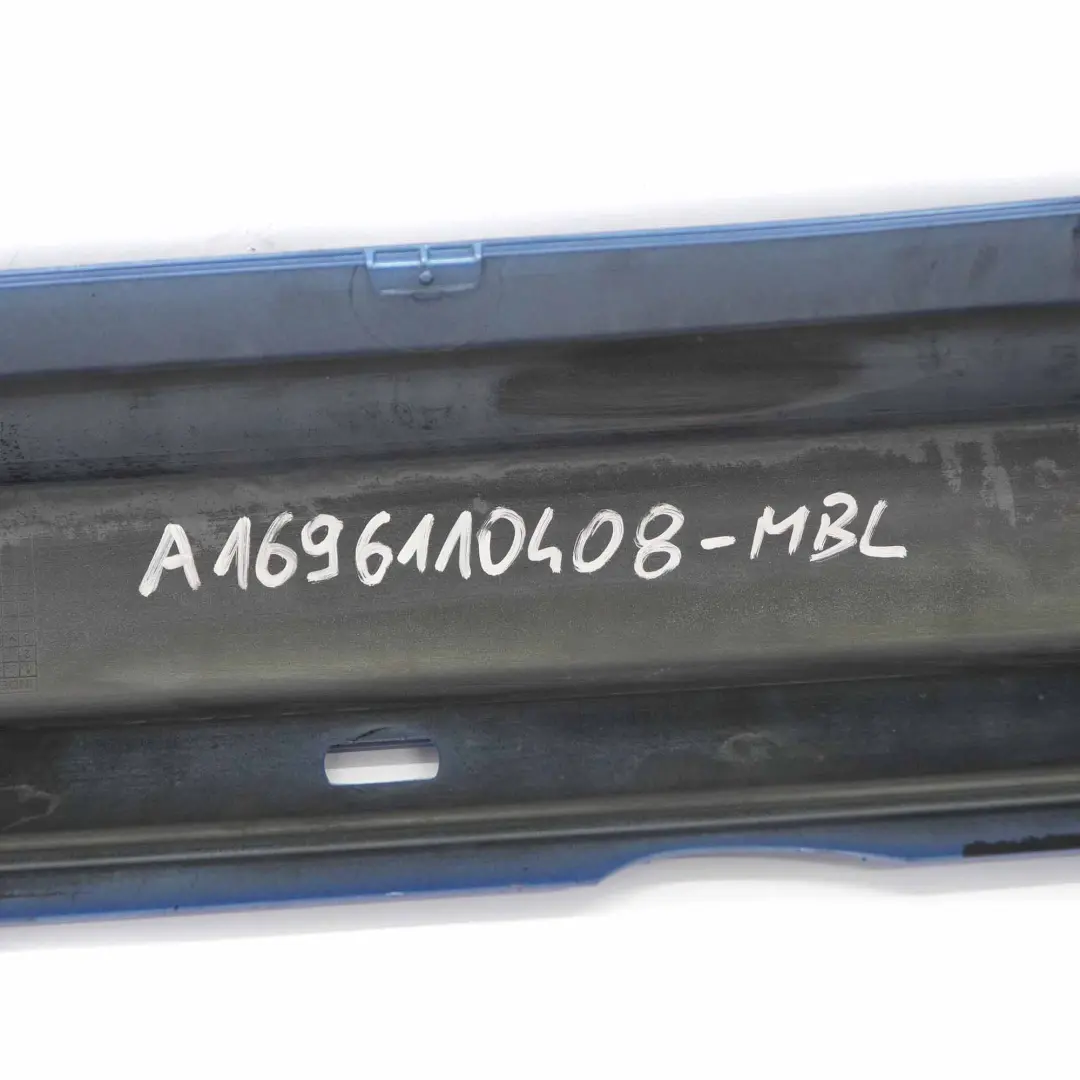 Latérale couvre seuil de porte droite Bleu Mistral Métallisé - 955 pour Mercedes W169 à propos du numéro de pièce A1696110408 Mercedes W169 Latérale couvre seuil de porte droite Bleu Mistral Métallisé - 955 - SKU A1696110408-MBL - Numéro de pièce A1696110408