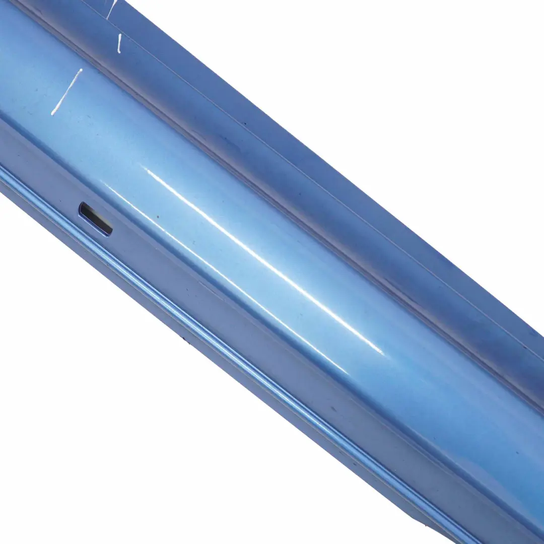 Faldón lateral Mercedes W169 Cubre umbral de puerta Derecho Mistral Blue - 955 para con número de pieza A1696110408 Faldón lateral Mercedes W169 Cubre umbral de puerta Derecho Mistral Blue - 955 - SKU A1696110408-MBL - Número de pieza A1696110408