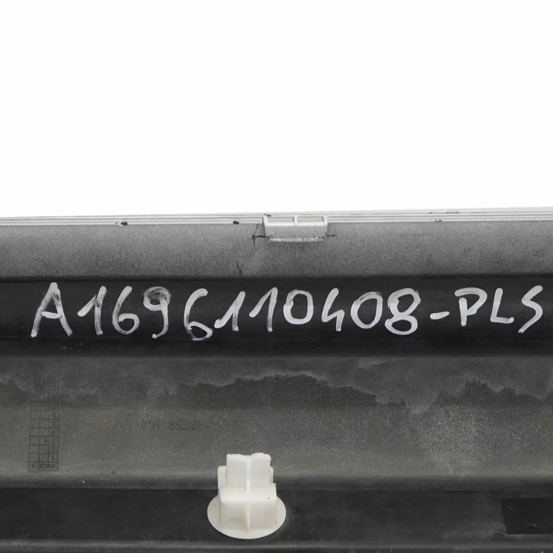 latérale couvre seuil de porte droite argent polaire - 761 pour Mercedes W169 à propos du numéro de pièce A1696110408 Mercedes W169 latérale couvre seuil de porte droite argent polaire - 761 - SKU A1696110408-PLS - Numéro de pièce A1696110408