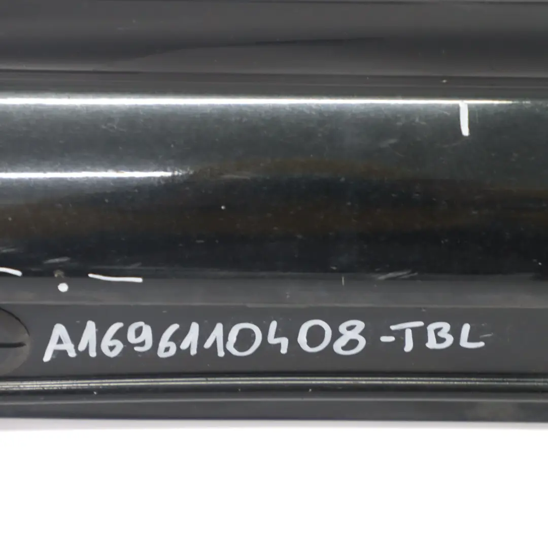 Gonna laterale copertura soglia porta destra Tropical Black - 160 per Mercedes W169 con numero di parte A1696110408 Mercedes W169 Gonna laterale copertura soglia porta destra Tropical Black - 160 - SKU A1696110408-TBL - Numero di parte A1696110408