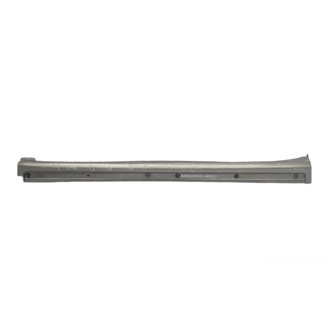 Cache bas de porte gauche Gris Comète Métallisé - 748 pour Mercedes W245 à propos du numéro de pièce A1696111508 Mercedes W245 Cache bas de porte gauche Gris Comète Métallisé - 748 - SKU A1696111508-KMG1 - Numéro de pièce A1696111508