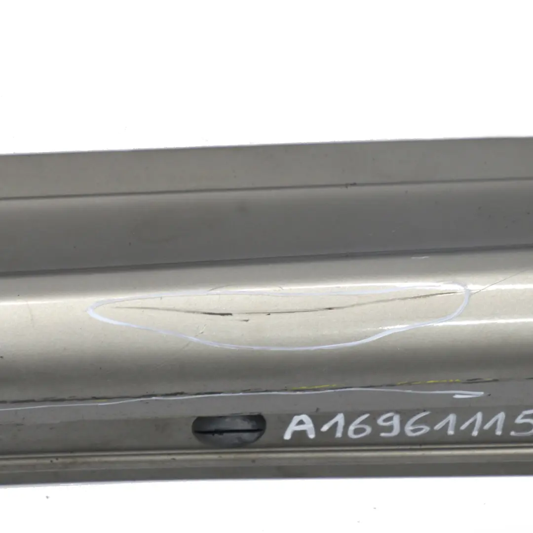 Cache bas de porte gauche Gris Comète Métallisé - 748 pour Mercedes W245 à propos du numéro de pièce A1696111508 Mercedes W245 Cache bas de porte gauche Gris Comète Métallisé - 748 - SKU A1696111508-KMG1 - Numéro de pièce A1696111508