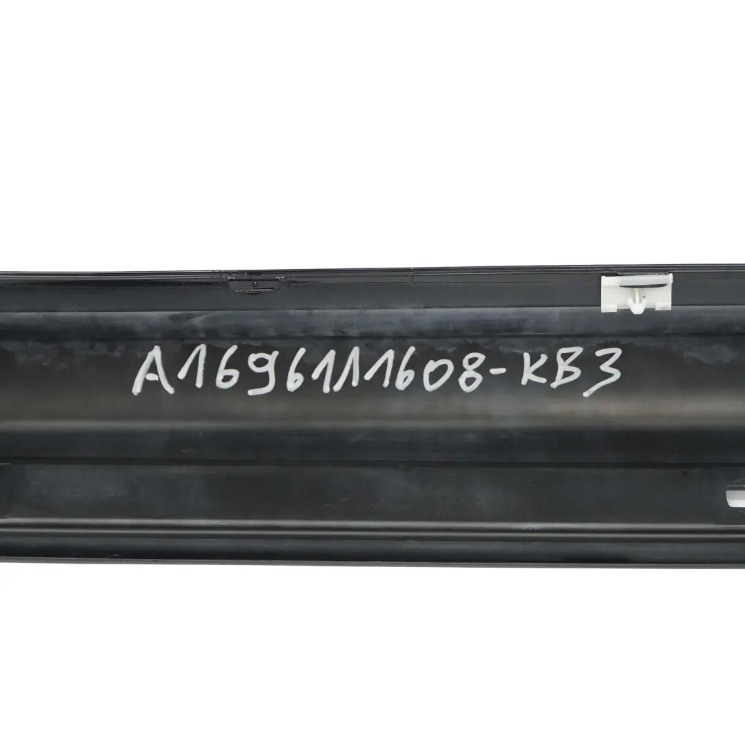 Bas de Porte Couverture Seuil Droite Cosmic Black Noir - 191 pour Mercedes W245 à propos du numéro de pièce A1696111608 Mercedes W245 Bas de Porte Couverture Seuil Droite Cosmic Black Noir - 191 - SKU A1696111608-KB3 - Numéro de pièce A1696111608