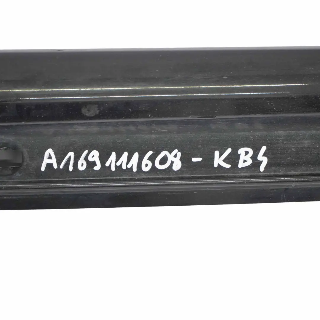 Gonna laterale copertura soglia porta destra Cosmic Nero 191 per Mercedes W245 con numero di parte A1696111608 Mercedes W245 Gonna laterale copertura soglia porta destra Cosmic Nero 191 - SKU A1696111608-KB4 - Numero di parte A1696111608