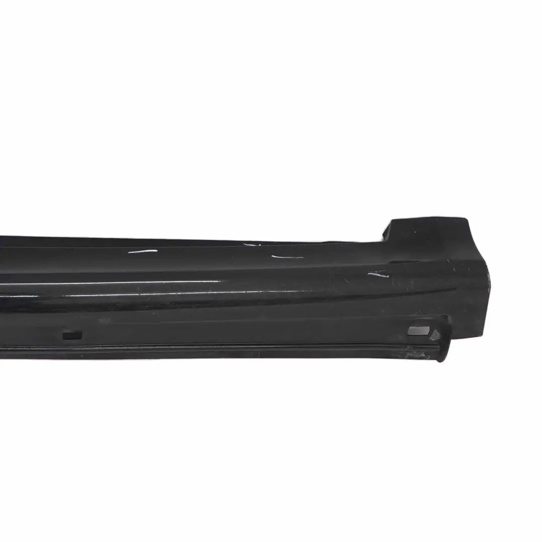 Faldón lateral Mercedes W245 Cubre umbral puerta derecho Negro cósmico - 191 para con número de pieza A1696111608 Faldón lateral Mercedes W245 Cubre umbral puerta derecho Negro cósmico - 191 - SKU A1696111608-KB4 - Número de pieza A1696111608