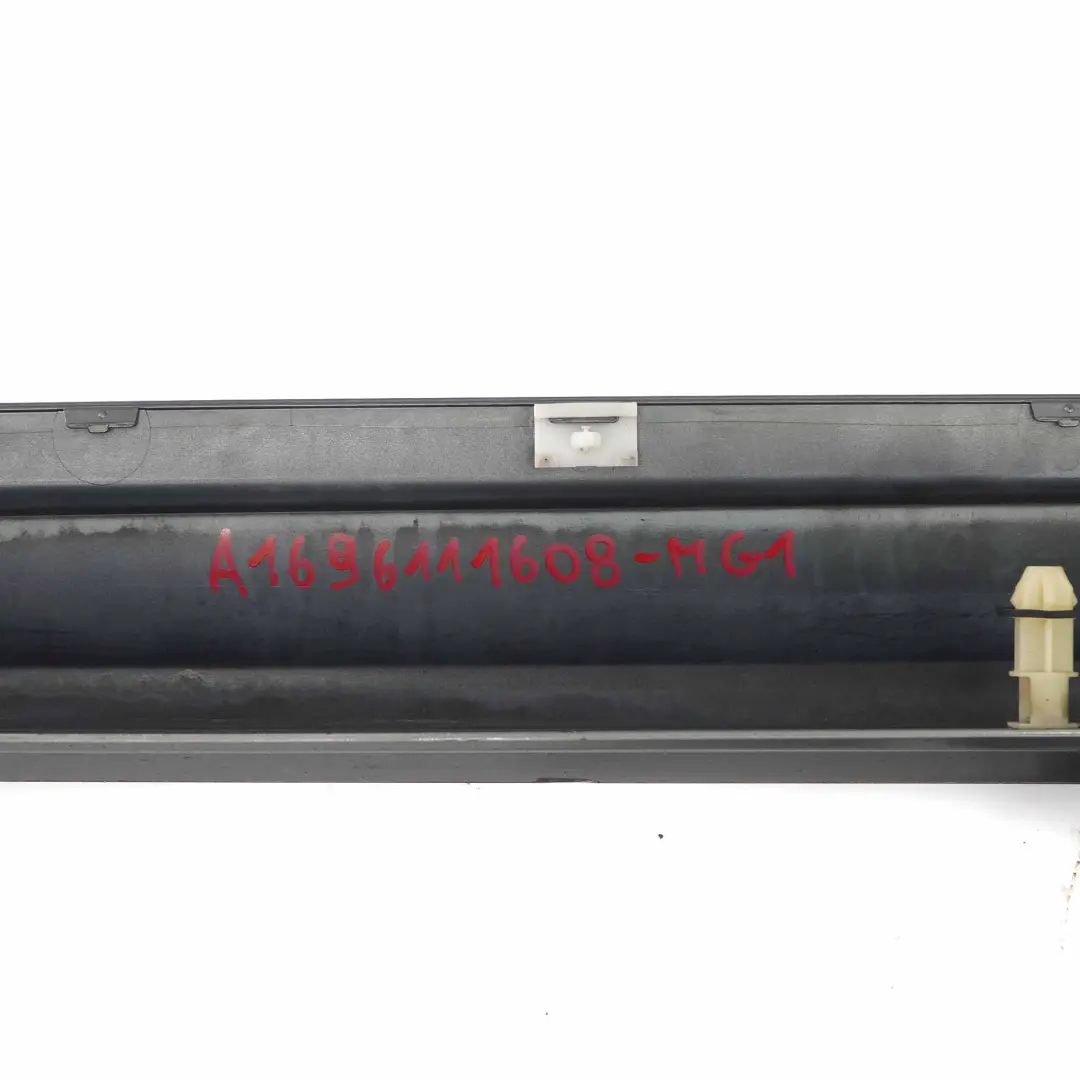  Faldón lateral Mercedes W245 Cubre umbral de puerta derecho Gris montaña - 787 - SKU A1696111608-MG1 - Número de pieza A1696111608
