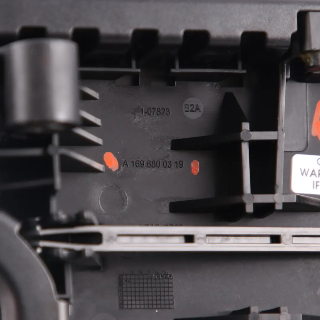 Podłokietnik Skóra Czarna do Mercedes W169 W245 o numerze A1696800319 Mercedes W169 W245 Podłokietnik Skóra Czarna - SKU A1696800319 - Numer Części A1696800319