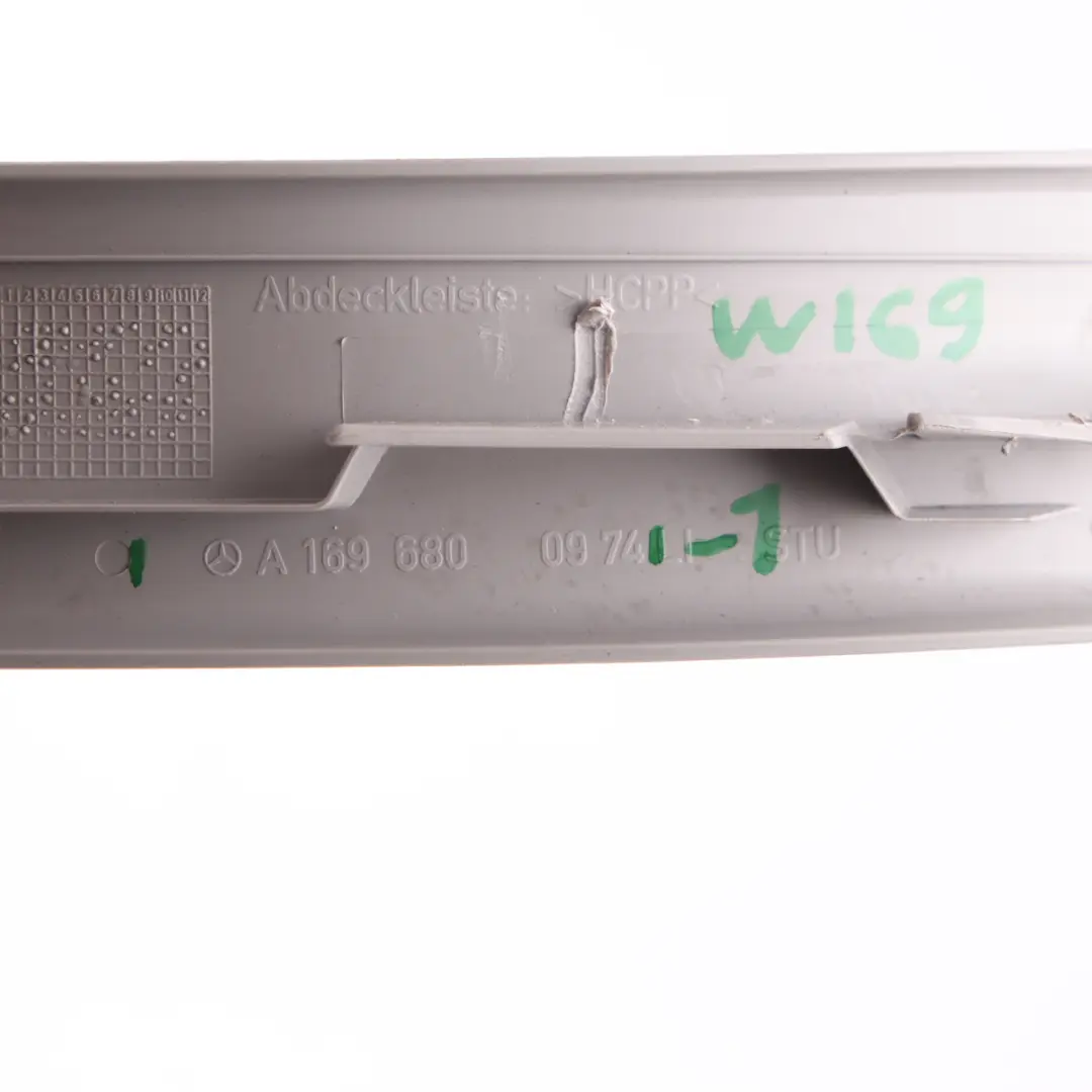 Soglie porte posteriori sinistre Pannello copertura gradino Grigio per Mercedes W169 con numero di parte A1696800974 Mercedes W169 Soglie porte posteriori sinistre Pannello copertura gradino Grigio - SKU A1696800974-1 - Numero di parte A1696800974