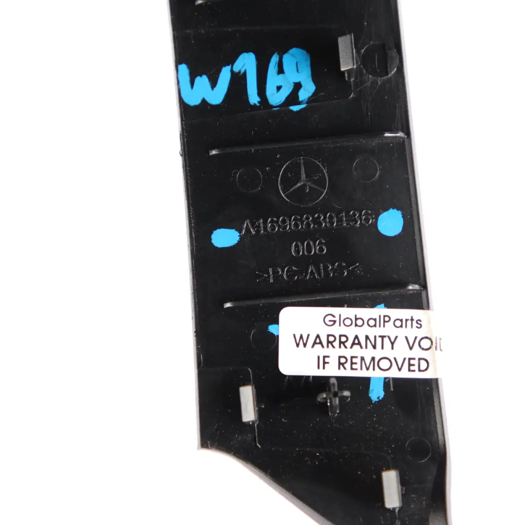 Osłona Listwa Deski do Mercedes W169 W245 o numerze A1696830136 Mercedes W169 W245 Osłona Listwa Deski - SKU A1696830136 - Numer Części A1696830136