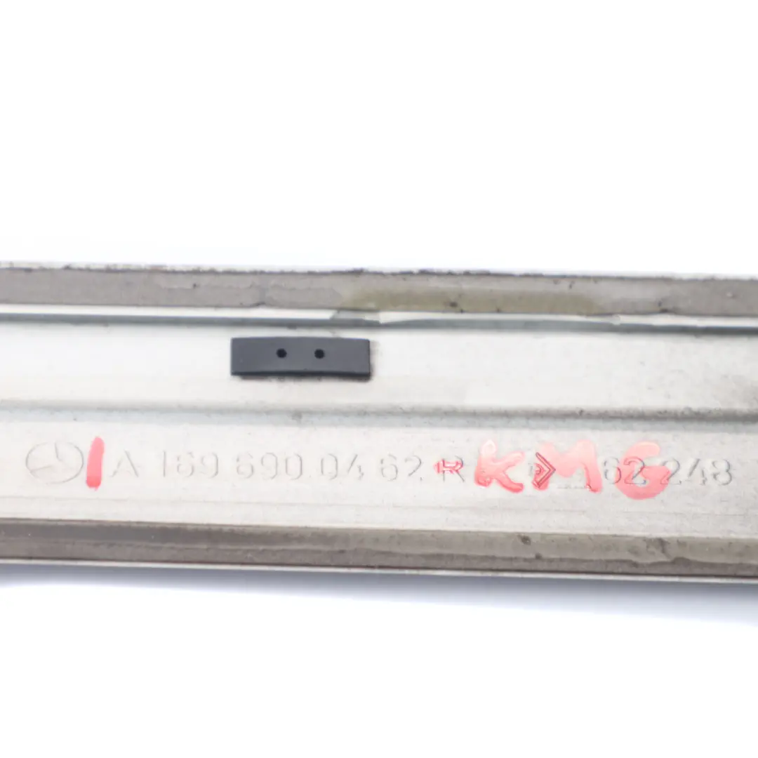 Modanatura porta Striscia anteriore destra Comet Grey - 748 per Mercedes W169 con numero di parte A1696900462 Mercedes W169 Modanatura porta Striscia anteriore destra Comet Grey - 748 - SKU A1696900462-KMG - Numero di parte A1696900462