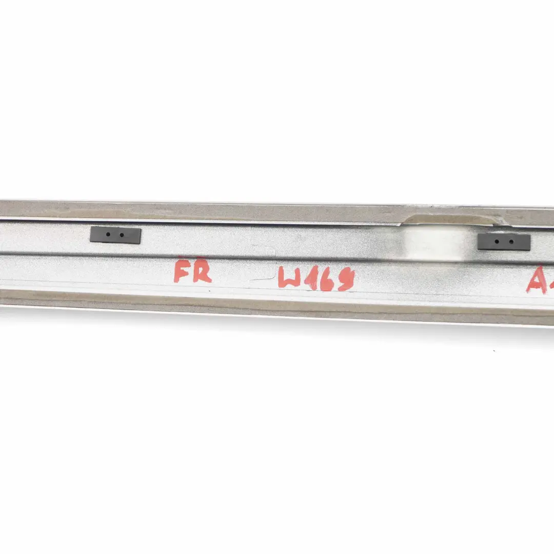 moldura puerta delantera derecha Polar Plata para Mercedes W169 con número de pieza A1696900462 Mercedes W169 moldura puerta delantera derecha Polar Plata - SKU A1696900462-PLS - Número de pieza A1696900462