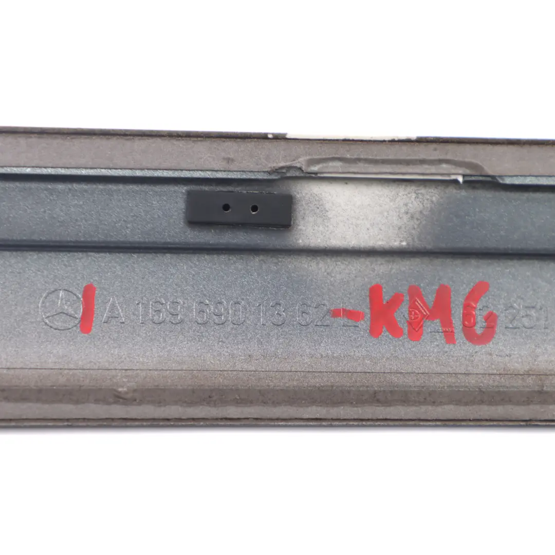 Mercedes W169 Moulure de porte arrière gauche Gris Comète Métallisé - 748 - SKU A1696901362-KMG - Numéro de pièce A1696901362