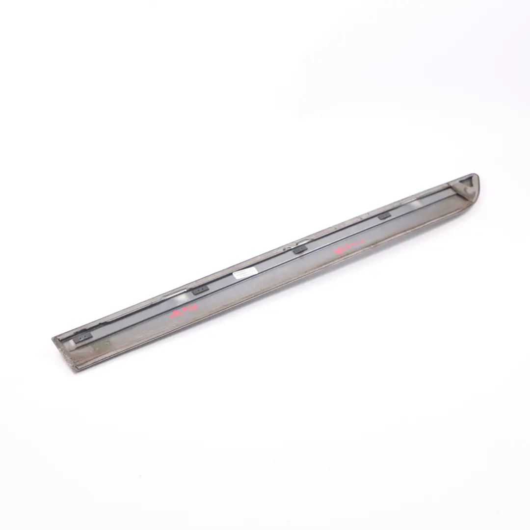 Modanatura porta Striscia posteriore destra Comet Grey - 748 per Mercedes W169 con numero di parte A1696901462 Mercedes W169 Modanatura porta Striscia posteriore destra Comet Grey - 748 - SKU A1696901462-KMG - Numero di parte A1696901462