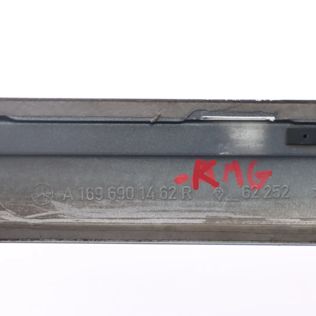 Banda de moldura de puerta trasera derecha Comet Grey - 748 para Mercedes W169 con número de pieza A1696901462 Mercedes W169 Banda de moldura de puerta trasera derecha Comet Grey - 748 - SKU A1696901462-KMG - Número de pieza A1696901462