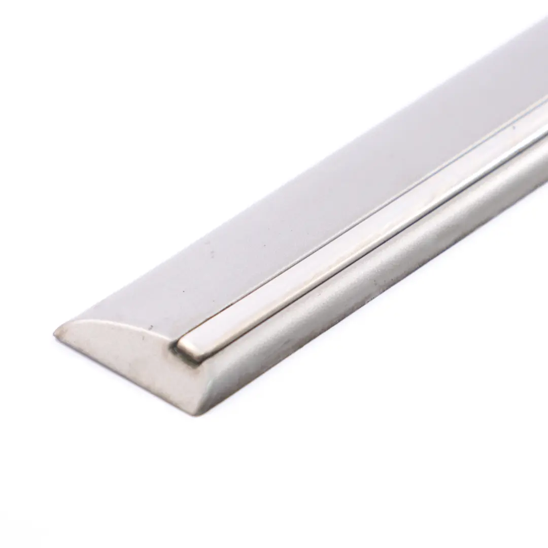 Modanatura porta Striscia posteriore destra Comet Grey - 748 per Mercedes W169 con numero di parte A1696901462 Mercedes W169 Modanatura porta Striscia posteriore destra Comet Grey - 748 - SKU A1696901462-KMG - Numero di parte A1696901462