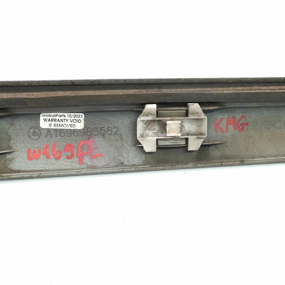 Mercedes W245 Banda moldura puerta delantera izquierda Gris comet metalizado 748 - SKU A1696903362-KMG - Número de pieza A1696903362