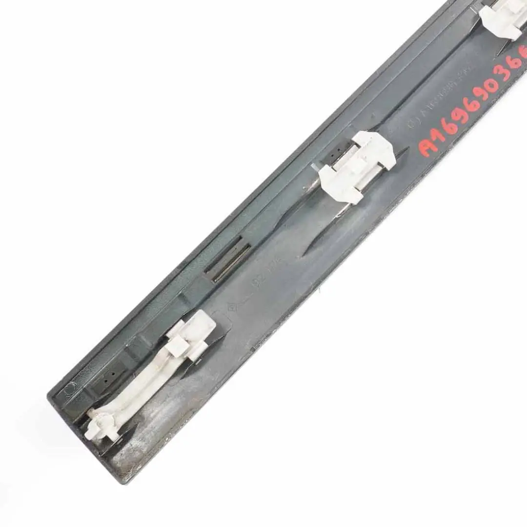 Listwa Drzwi Prawy Tył Kosmos Black do Mercedes W245 o numerze A1696903662 Mercedes W245 Listwa Drzwi Prawy Tył Kosmos Black - SKU A1696903662-KB - Numer Części A1696903662