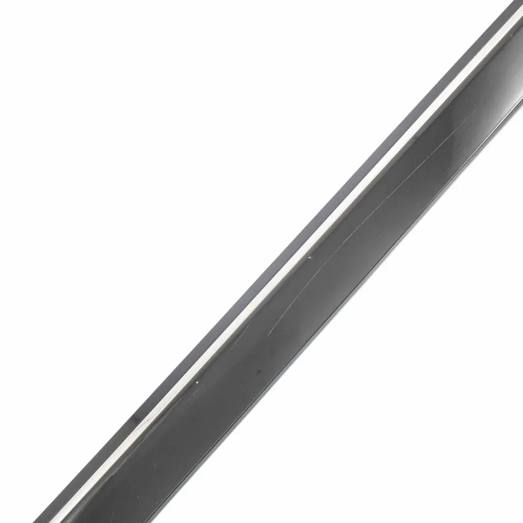 Tür Hinten Rechts Zierleiste Kosmos Schwarz Metallic - 191 für Mercedes W245 mit Teilenummer A1696903662 Mercedes W245 Tür Hinten Rechts Zierleiste Kosmos Schwarz Metallic - 191 - SKU A1696903662-KB - Teilenummer A1696903662