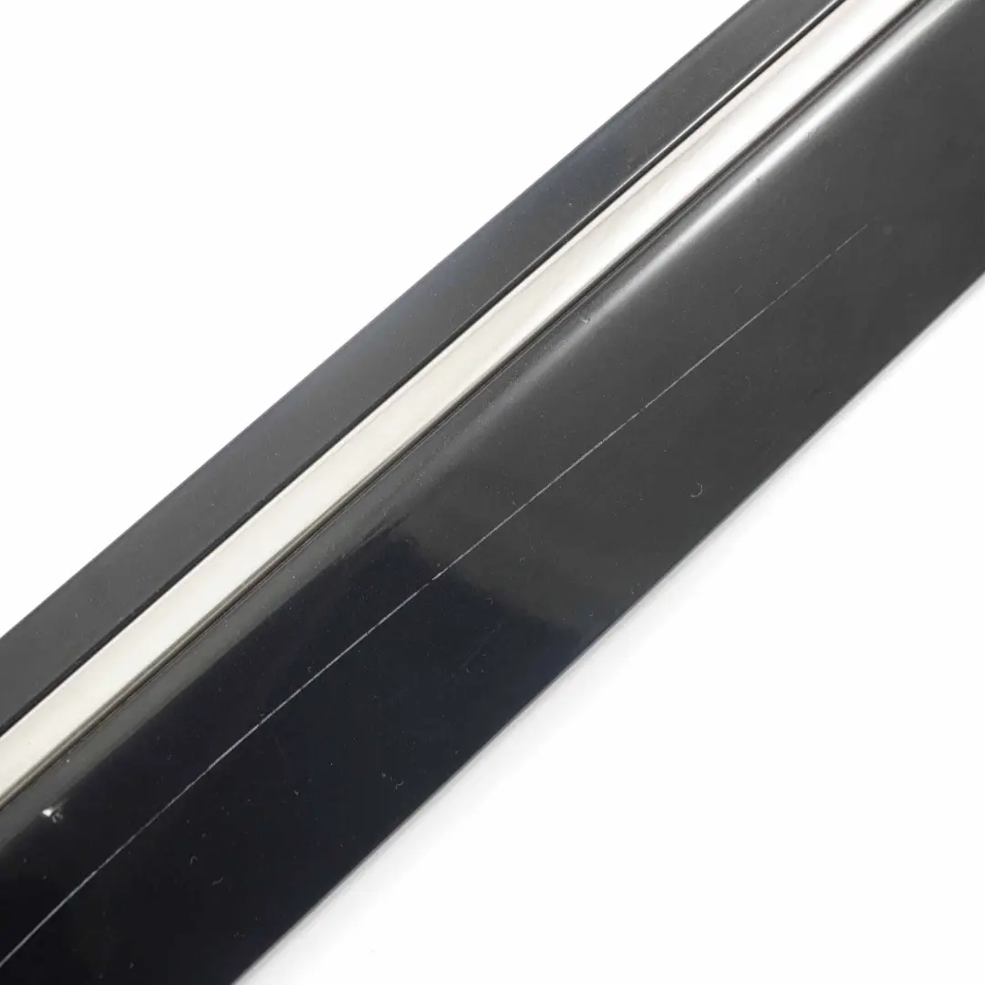 Tür Hinten Rechts Zierleiste Kosmos Schwarz Metallic - 191 für Mercedes W245 mit Teilenummer A1696903662 Mercedes W245 Tür Hinten Rechts Zierleiste Kosmos Schwarz Metallic - 191 - SKU A1696903662-KB - Teilenummer A1696903662