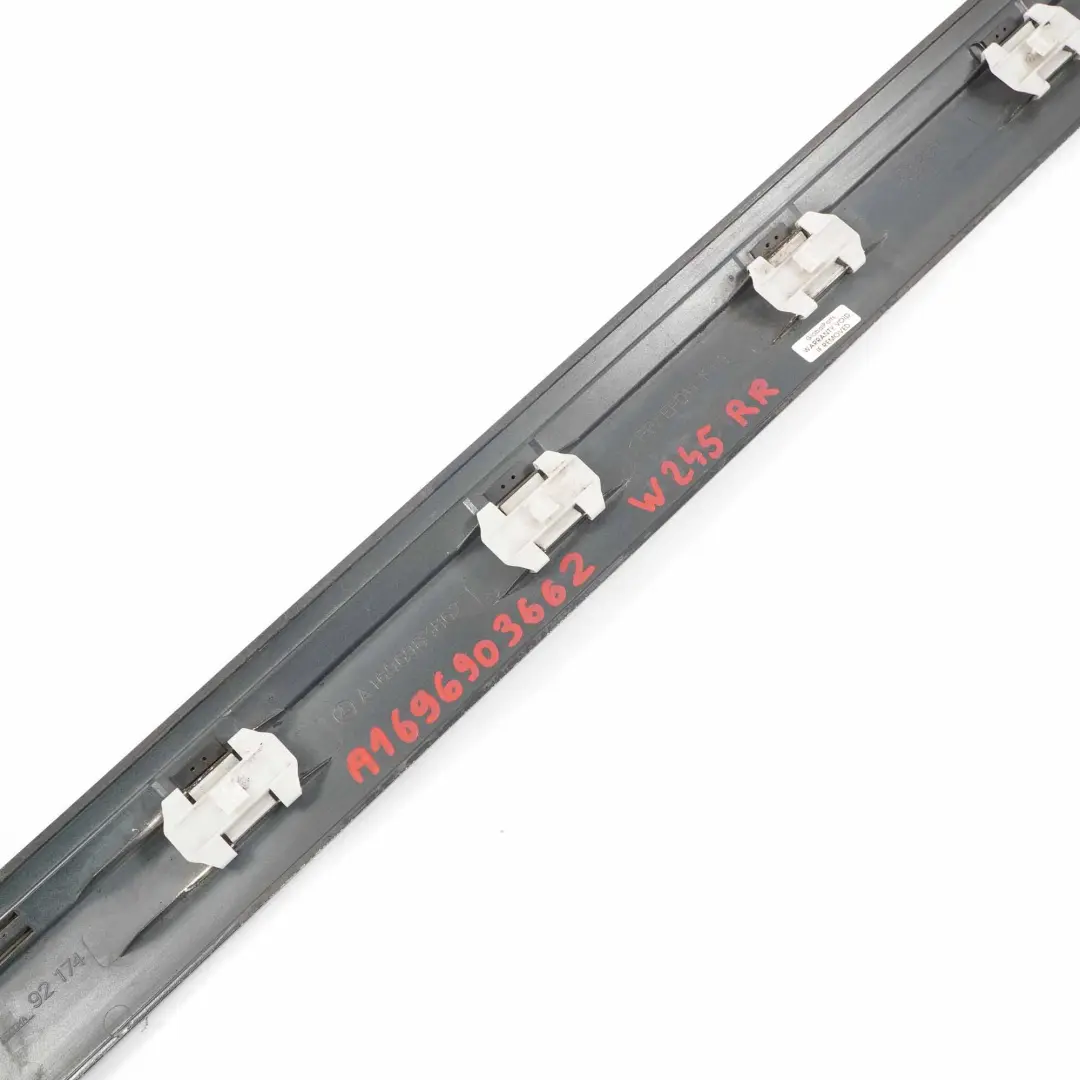 Bande Garniture Porte Arrière Droite Cosmic Black Noir - 191 pour Mercedes W245 à propos du numéro de pièce A1696903662 Mercedes W245 Bande Garniture Porte Arrière Droite Cosmic Black Noir - 191 - SKU A1696903662-KB - Numéro de pièce A1696903662