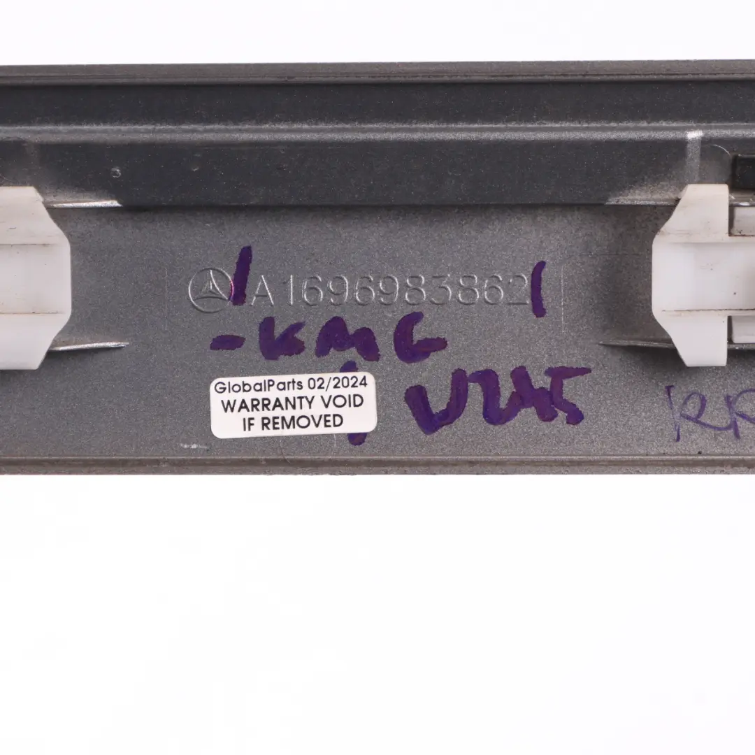 Modanatura Porta Posteriore Destra Grigio Cometa 748 A1696983862 per Mercedes W245 con numero di parte A1696903662 Mercedes W245 Modanatura Porta Posteriore Destra Grigio Cometa 748 A1696983862 - SKU A1696903662-KMG - Numero di parte A1696903662