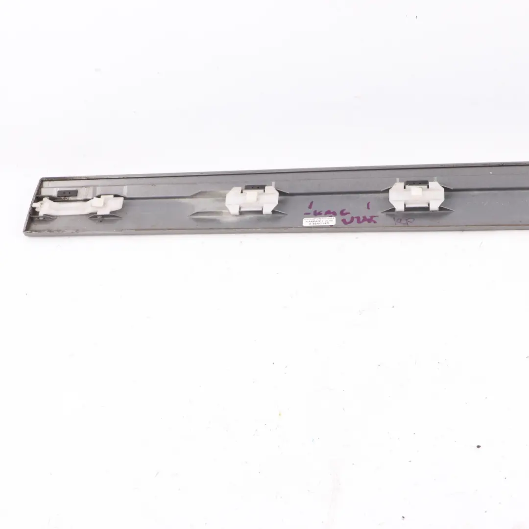 Baguette Porte Arrière Droite Moulure Extérieure Gris Comète 748 pour Mercedes W245 à propos du numéro de pièce A1696903662 Mercedes W245 Baguette Porte Arrière Droite Moulure Extérieure Gris Comète 748 - SKU A1696903662-KMG - Numéro de pièce A1696903662