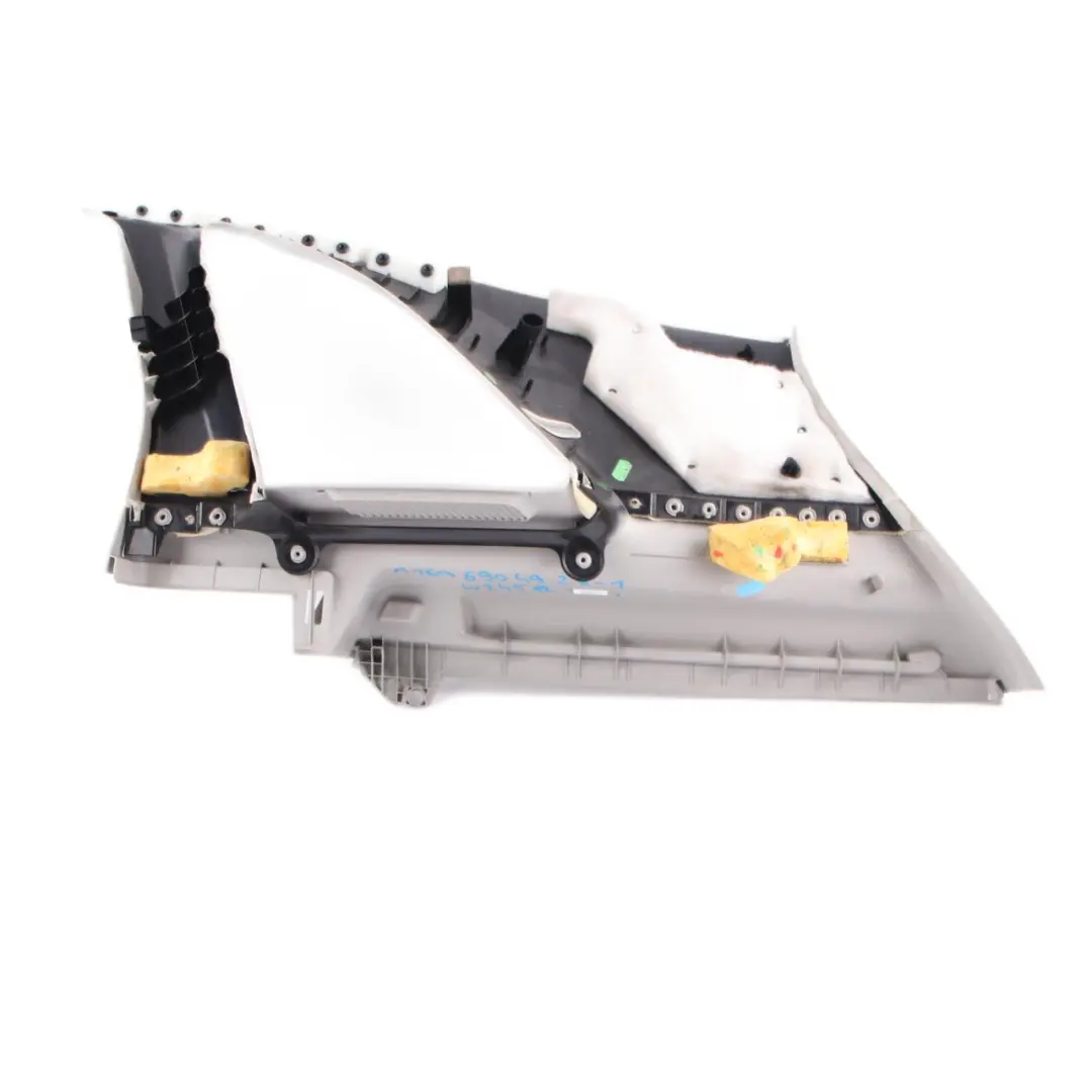 Cache Panneau Coffre Colonne Arrière Gauche Trim Gris pour Mercedes W245 à propos du numéro de pièce A1696904926 Mercedes W245 Cache Panneau Coffre Colonne Arrière Gauche Trim Gris - SKU A1696904926-1 - Numéro de pièce A1696904926