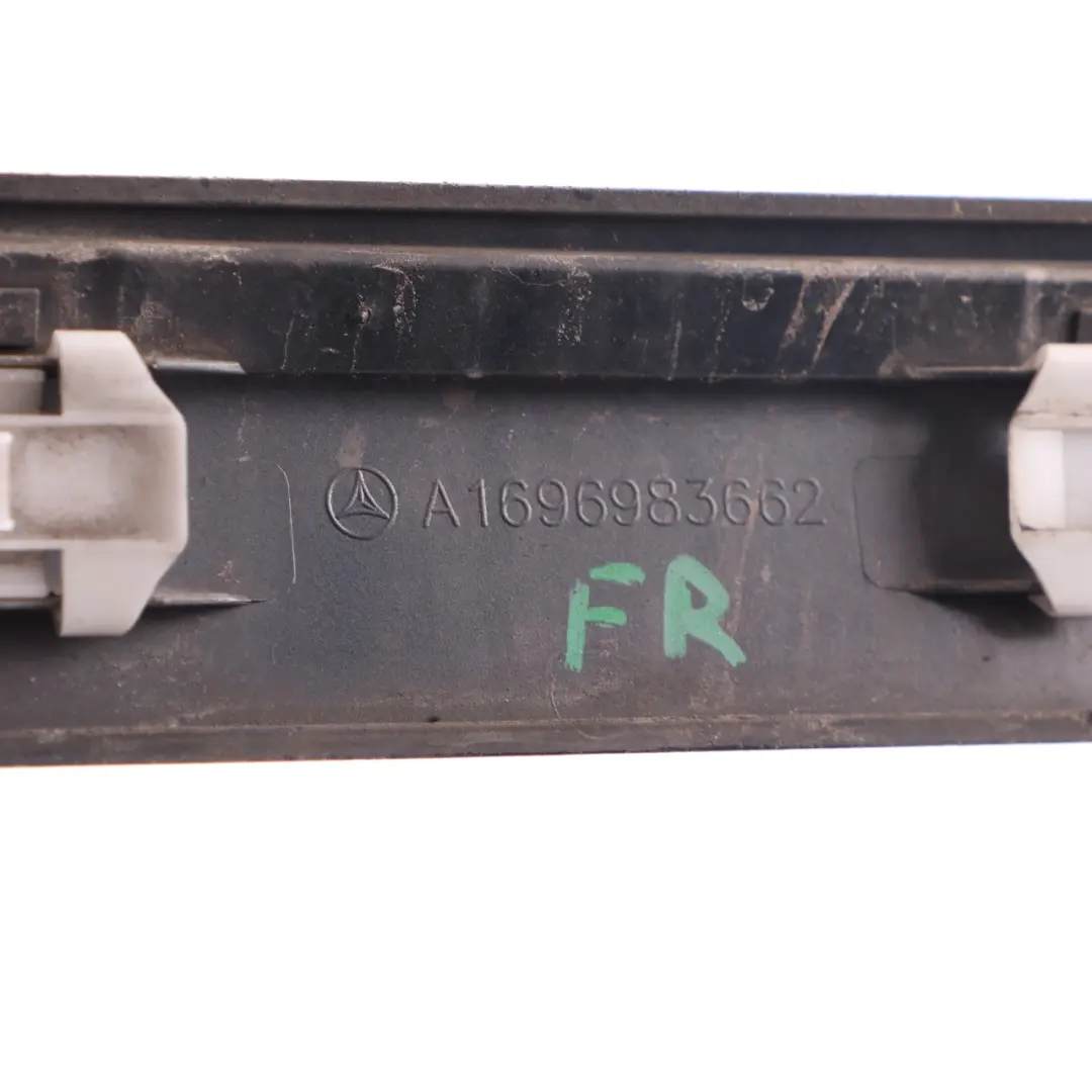 Listwa Drzwi Prawy Przód Prawa Przednia Cosmic Black do Mercedes W245 o numerze A1696983662 Mercedes W245 Listwa Drzwi Prawy Przód Prawa Przednia Cosmic Black - SKU A1696983662-KB - Numer Części A1696983662