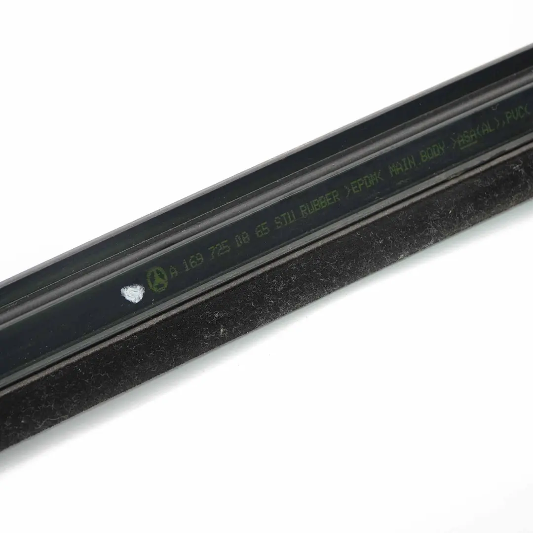 Tür Vorne Rechts Fenster Reling für Mercedes W169 Coupe mit Teilenummer A1697250865 Mercedes W169 Coupe Tür Vorne Rechts Fenster Reling - SKU A1697250865 - Teilenummer A1697250865
