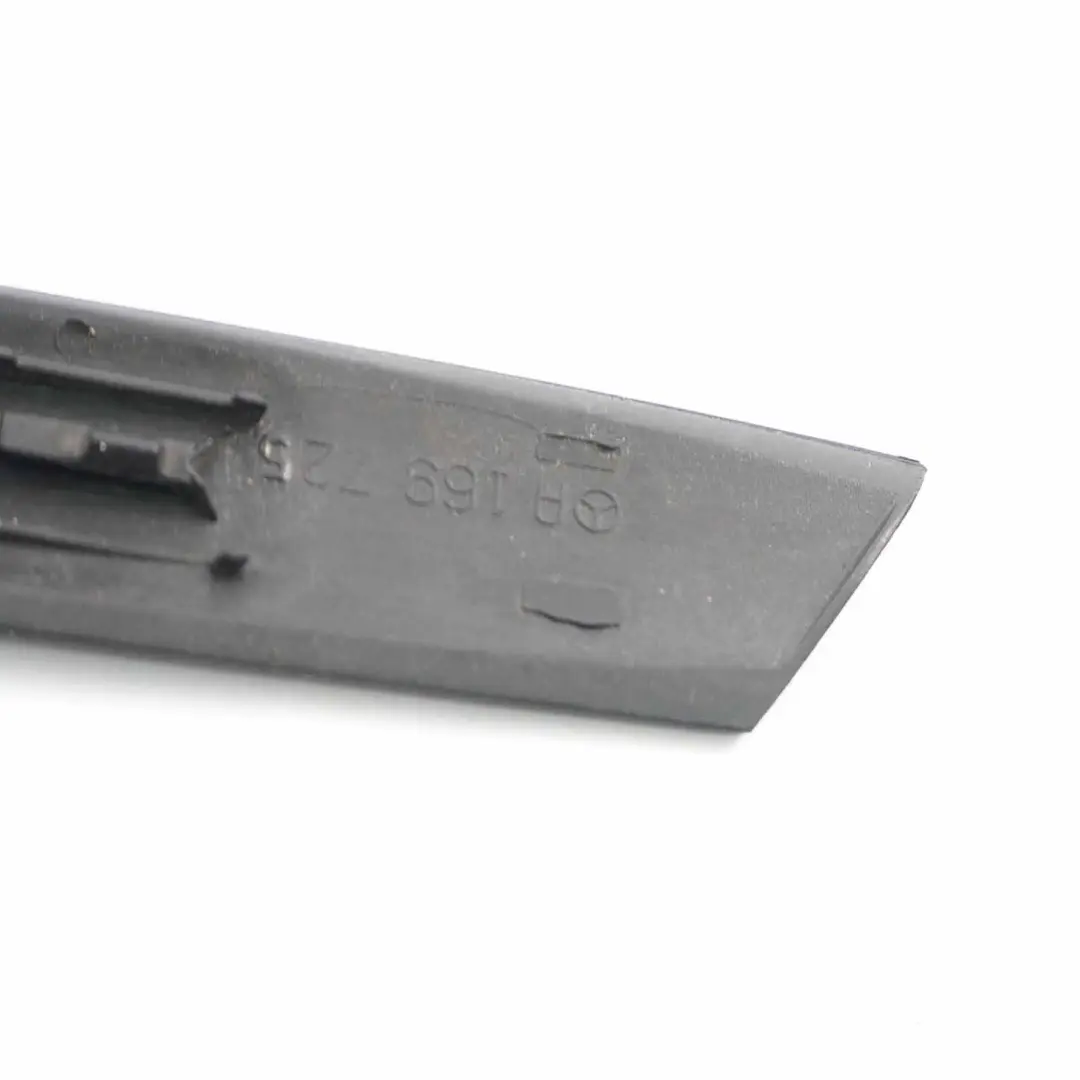 Barra de la Barandilla de la Puerta Derecho para Mercedes W169 Coupe con número de pieza A1697251465 Mercedes W169 Coupe Barra de la Barandilla de la Puerta Derecho - SKU A1697251465 - Número de pieza A1697251465