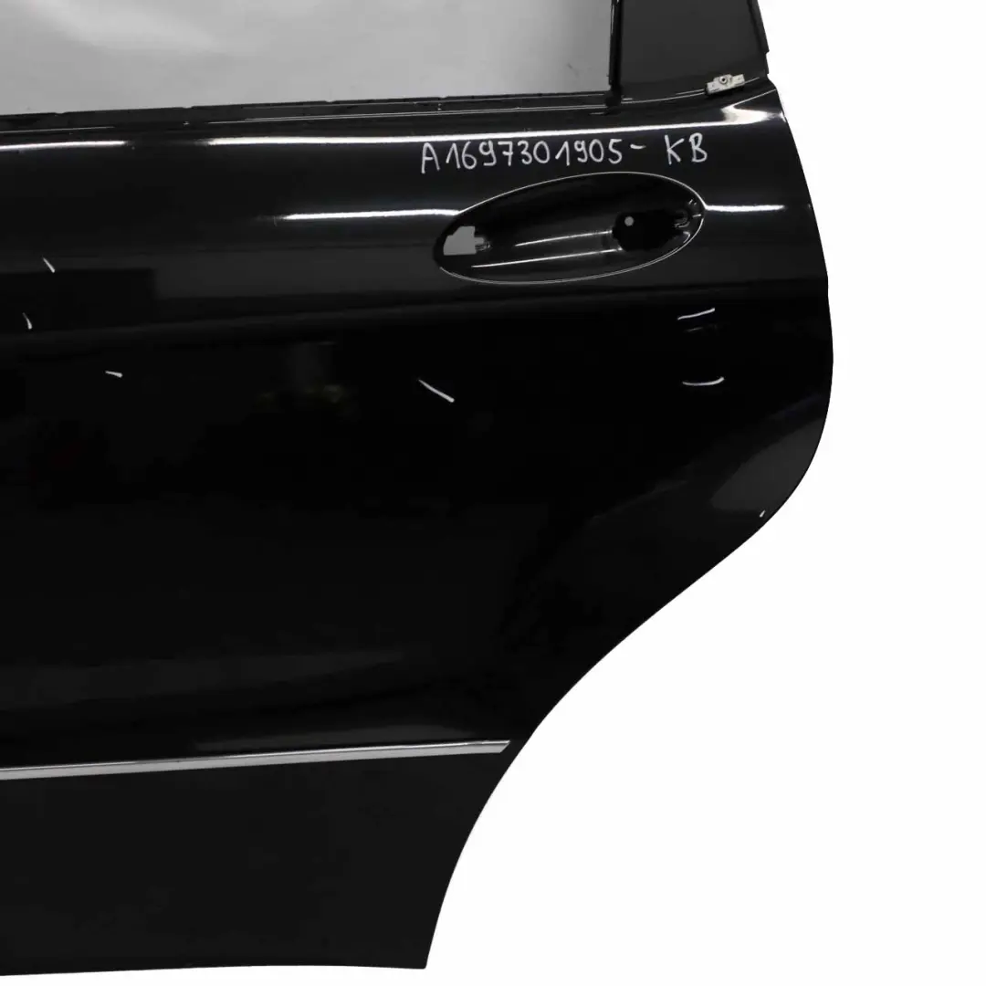 Porta posteriore sinistra Kosmos Cosmic Black Metallic - 191 per Mercedes W169 con numero di parte A1697301905 Mercedes W169 Porta posteriore sinistra Kosmos Cosmic Black Metallic - 191 - SKU A1697301905-KB - Numero di parte A1697301905