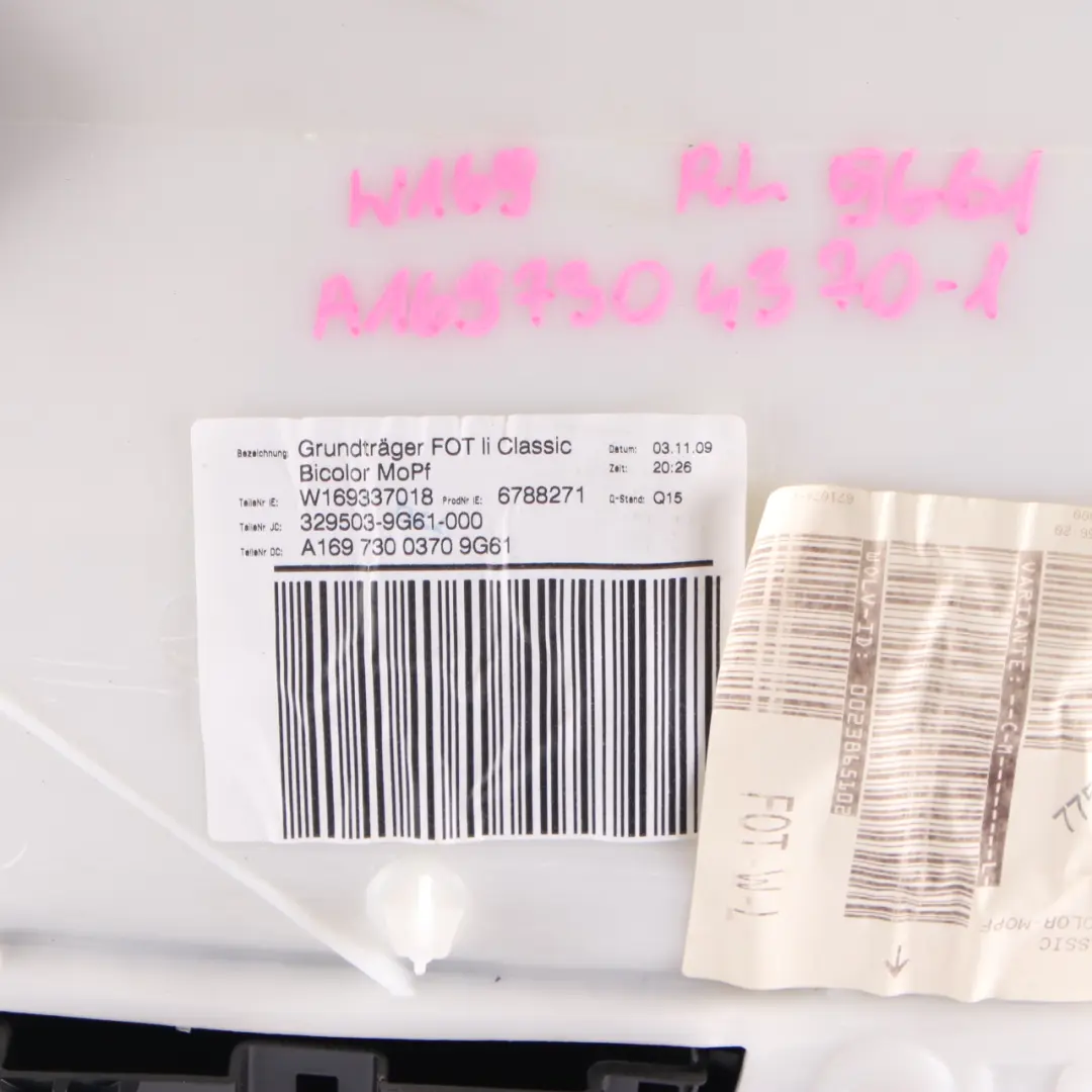 Boczek Panel Drzwi Lewy Tył Czarny do Mercedes W169 o numerze A1697304370 Mercedes W169 Boczek Panel Drzwi Lewy Tył Czarny - SKU A1697304370-1 - Numer Części A1697304370