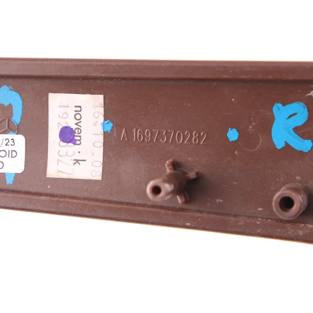 Bandeau Porte Intérieur Couvrement Arrière Droit Bois pour Mercedes W169 à propos du numéro de pièce A1697370282 Mercedes W169 Bandeau Porte Intérieur Couvrement Arrière Droit Bois - SKU A1697370282 - Numéro de pièce A1697370282