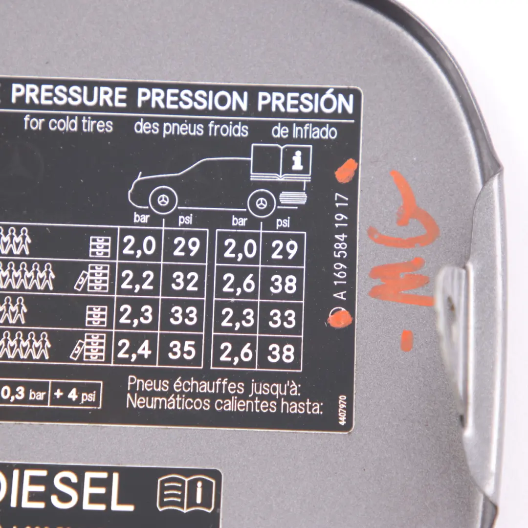 Tapa del depósito de combustible Gris montaña metalizado 787 para Mercedes W245 con número de pieza A1697500406 Mercedes W245 Tapa del depósito de combustible Gris montaña metalizado 787 - SKU A1697500406-MG - Número de pieza A1697500406