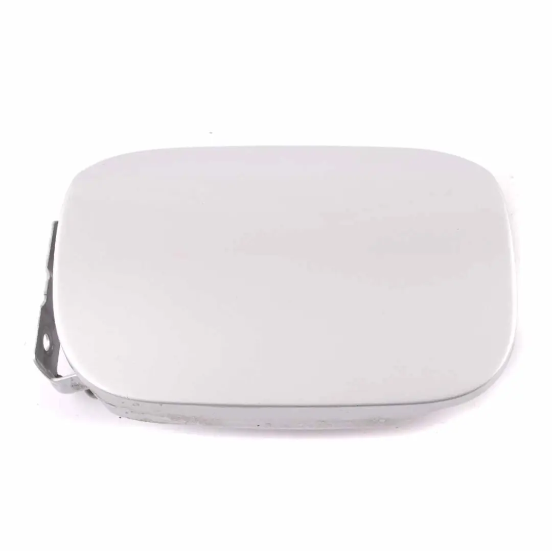 Klappe Tank Deckel Abdeckung Polarsilber Metallic - 761 für Mercedes W245 Tank mit Teilenummer A1697500406 Mercedes W245 Tank Klappe Tank Deckel Abdeckung Polarsilber Metallic - 761 - SKU A1697500406-PLS - Teilenummer A1697500406