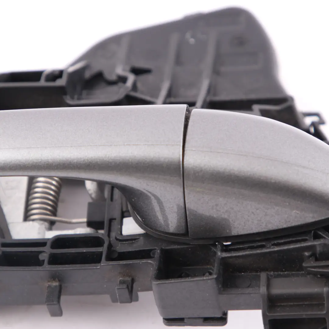 Haltegriff Tür hinten rechts Mountain Grau 787 für Mercedes W169 mit Teilenummer A1697600434 Mercedes W169 Haltegriff Tür hinten rechts Mountain Grau 787 - SKU A1697600434-MG - Teilenummer A1697600434