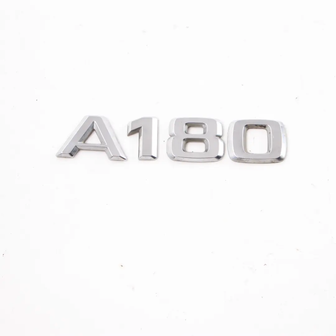 Trunk Tailgate Adherido Emblema Lettering A180 para Mercedes W169 con número de pieza A1698170815 Mercedes W169 Trunk Tailgate Adherido Emblema Lettering A180 - SKU A1698170815 - Número de pieza A1698170815
