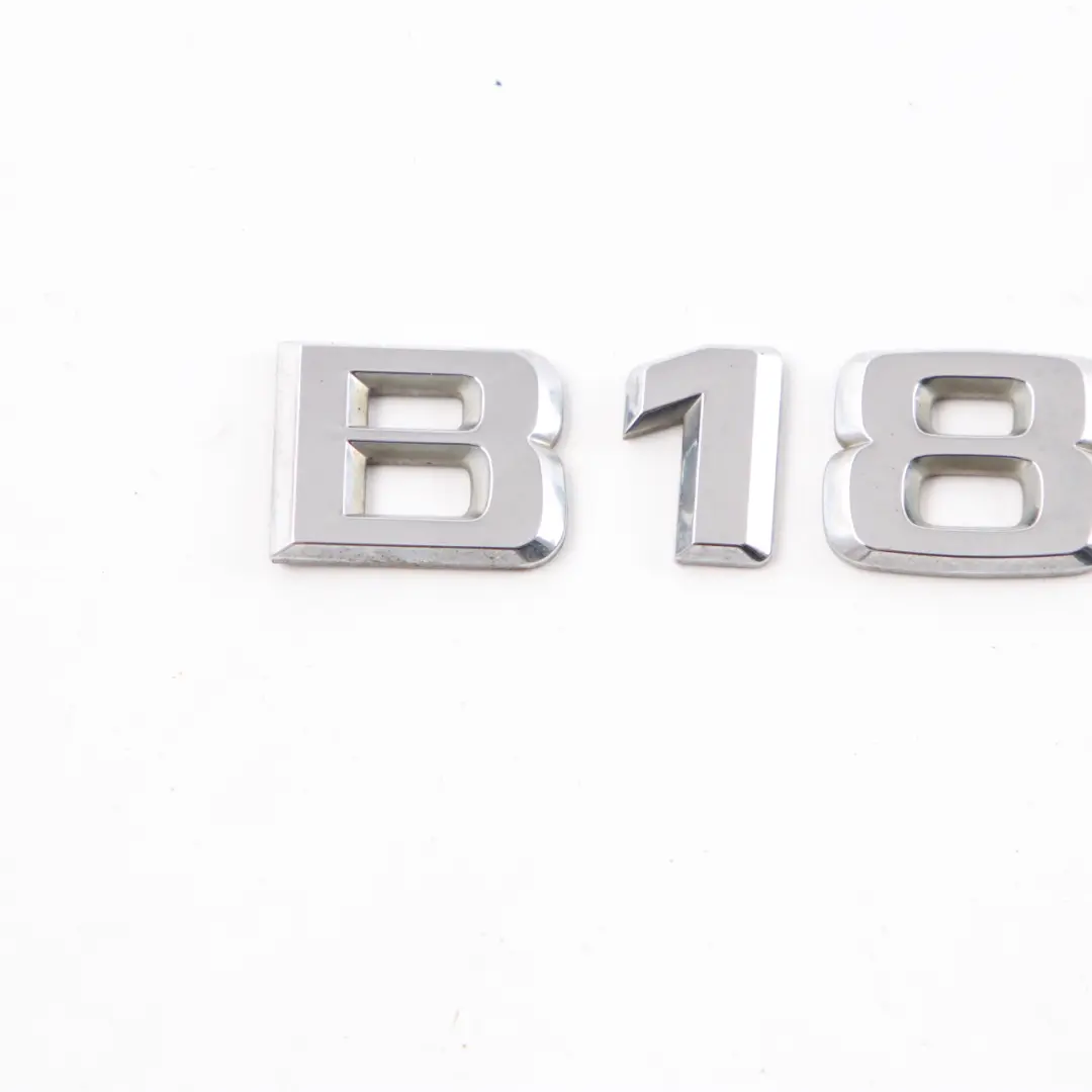 Lettering Emblema B180 Trasero Maletero Adherido para Mercedes W245 con número de pieza A1698171415 Mercedes W245 Lettering Emblema B180 Trasero Maletero Adherido - SKU A1698171415-1 - Número de pieza A1698171415