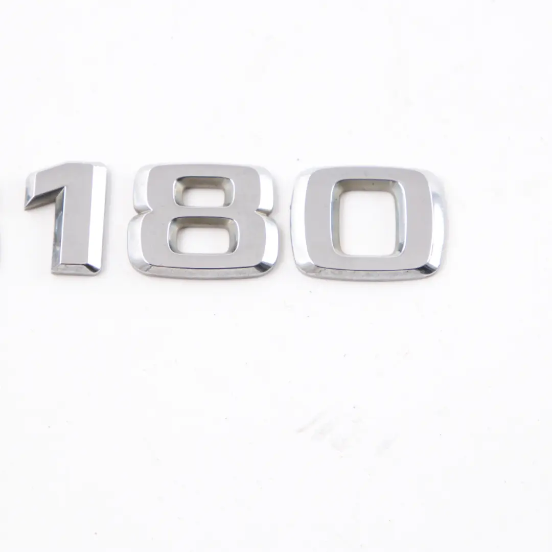 Lettering Emblema B180 Trasero Maletero Adherido para Mercedes W245 con número de pieza A1698171415 Mercedes W245 Lettering Emblema B180 Trasero Maletero Adherido - SKU A1698171415-1 - Número de pieza A1698171415
