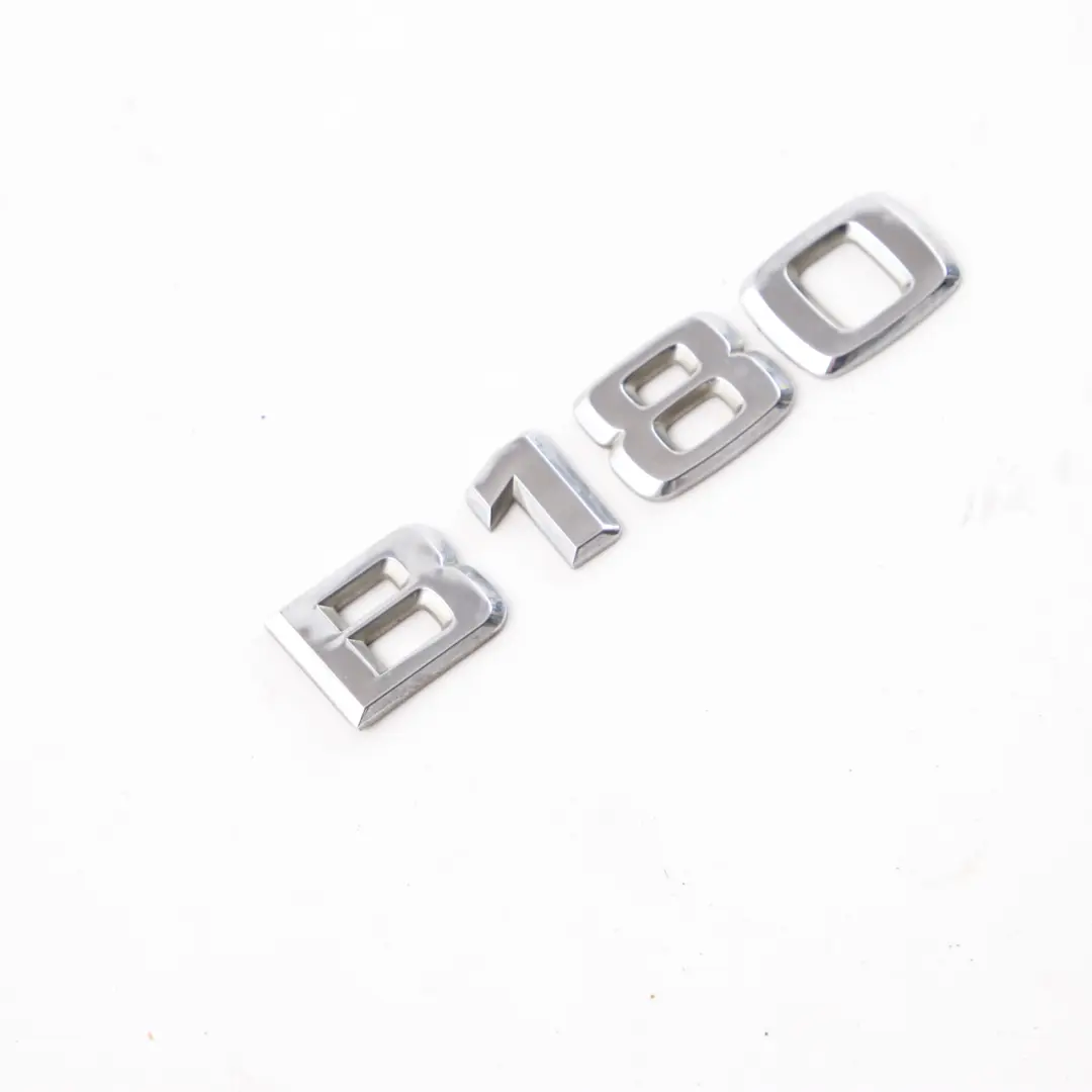 Lettrage Emblème B180 Adhésif pour le coffre arrière et le hayon pour Mercedes W245 à propos du numéro de pièce A1698171415 Mercedes W245 Lettrage Emblème B180 Adhésif pour le coffre arrière et le hayon - SKU A1698171415-1 - Numéro de pièce A1698171415