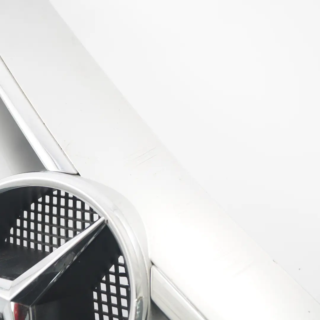 Grill Atrapa Zderzaka Przód Srebrna do Mercedes W245 o numerze A1698800783 Mercedes W245 Grill Atrapa Zderzaka Przód Srebrna - SKU A1698800783-2 - Numer Części A1698800783