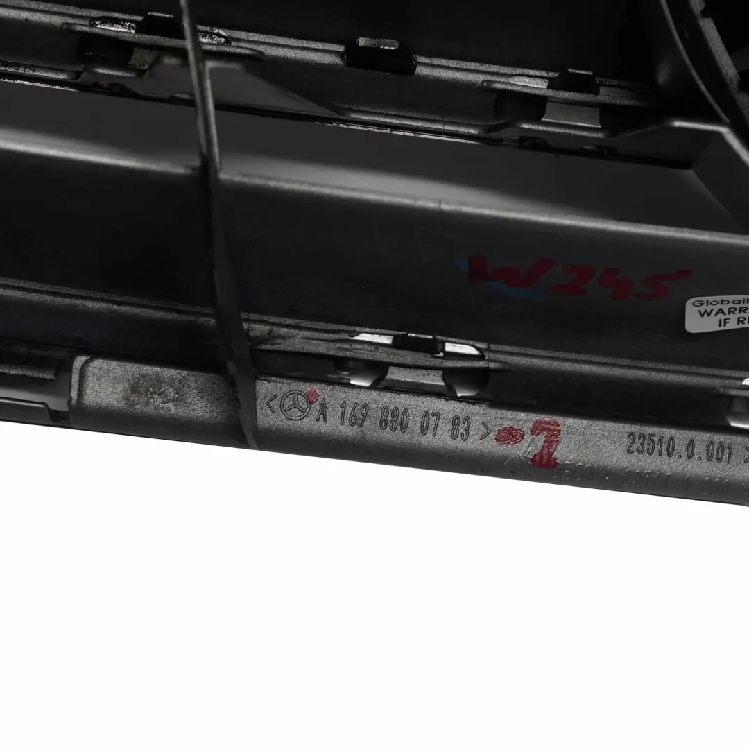 Grill Atrapa Zderzaka Przód Srebrna do Mercedes W245 o numerze A1698800783 Mercedes W245 Grill Atrapa Zderzaka Przód Srebrna - SKU A1698800783-2 - Numer Części A1698800783