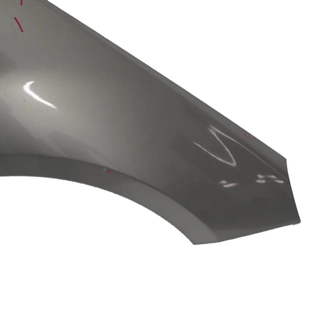 Panneau latéral aile avant droite Comet Grey Metallic - 748 pour Mercedes W245 à propos du numéro de pièce A1698801018 Mercedes W245 Panneau latéral aile avant droite Comet Grey Metallic - 748 - SKU A1698801018-KMG1 - Numéro de pièce A1698801018