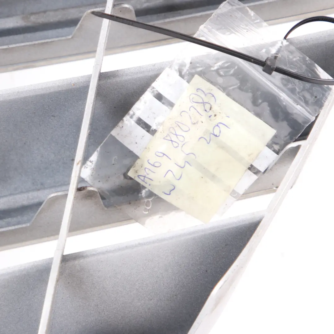 Capo Delantero Capo Radiador Rejilla Viga Embellecedor Plata Cromo para Mercedes W245 con número de pieza A1698802183 Mercedes W245 Capo Delantero Capo Radiador Rejilla Viga Embellecedor Plata Cromo - SKU A1698802183 - Número de pieza A1698802183