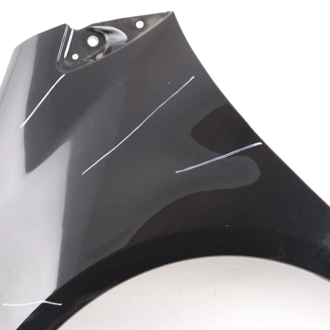 Seitenwand vorne links Kotflügelabdeckung Kosmos Schwarz - 191 für Mercedes W169 mit Teilenummer A1698810101 Mercedes W169 Seitenwand vorne links Kotflügelabdeckung Kosmos Schwarz - 191 - SKU A1698810101-KB1 - Teilenummer A1698810101