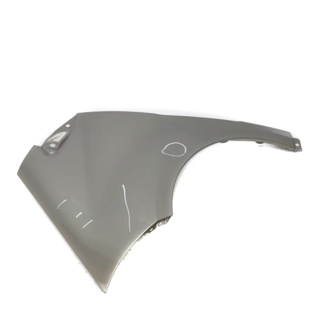 Pannello laterale anteriore sinistro Comet Grey Metallic - 748 per Mercedes W169 con numero di parte A1698810101 Mercedes W169 Pannello laterale anteriore sinistro Comet Grey Metallic - 748 - SKU A1698810101-KMG - Numero di parte A1698810101