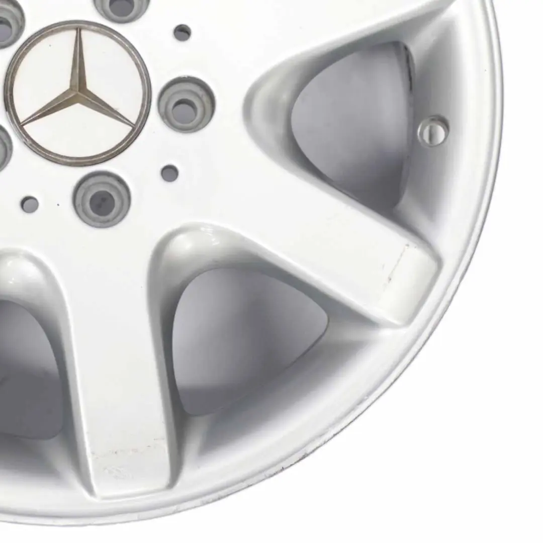 Jante alliage avant argent 16" 7J ET:37 pour Mercedes SLK R170 à propos du numéro de pièce A1704010202 Mercedes SLK R170 Jante alliage avant argent 16" 7J ET:37 - SKU A1704010202-1 - Numéro de pièce A1704010202